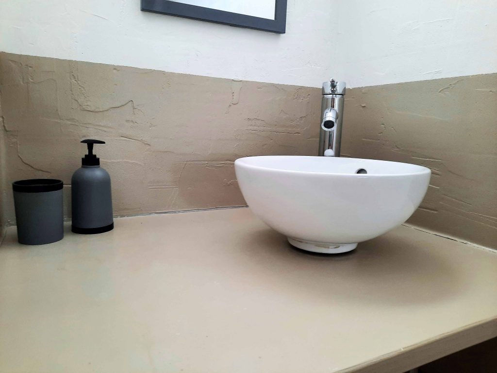 Salle de bain de la location touristique Mangue au Gîte Cannelle en Guadeloupe
